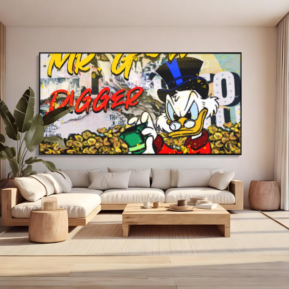 Tablou canvas cu tablou canvas cu scrooge mcduck si bani, in rama de aluminiu negru, pe perete intr-un living